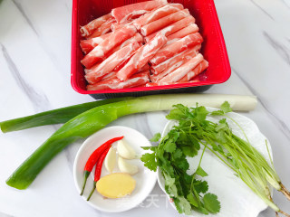 葱爆羊肉的做法步骤：1