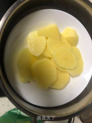 鸡肉土豆丸的做法步骤：1