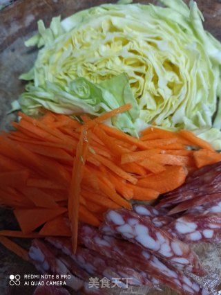 腊肠包菜胡萝卜汤面的做法步骤：1