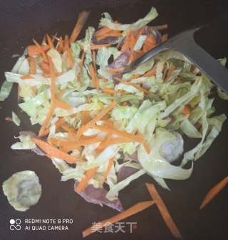 腊肠包菜胡萝卜汤面的做法步骤：2