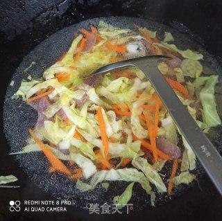 腊肠包菜胡萝卜汤面的做法步骤：3