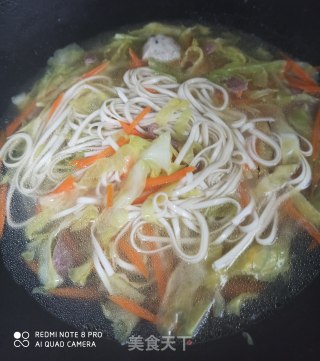 腊肠包菜胡萝卜汤面的做法步骤：5