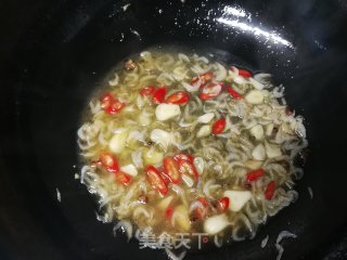 虾皮蒜蓉浇菜芯的做法步骤：7