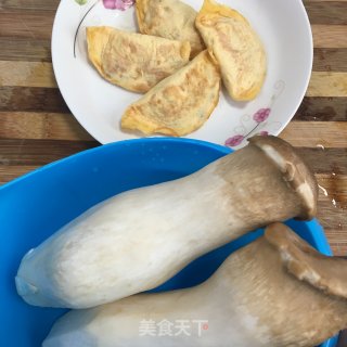 蛋饺烧杏鲍菇的做法步骤：1