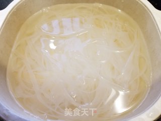 鸡腿香菇炖粉条的做法步骤：2
