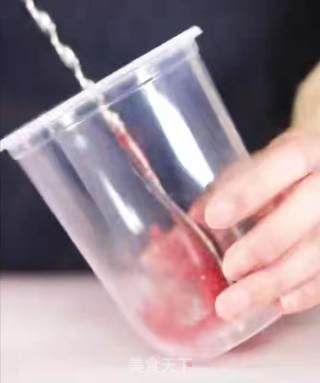草莓脏脏鲜牛乳的做法步骤：1