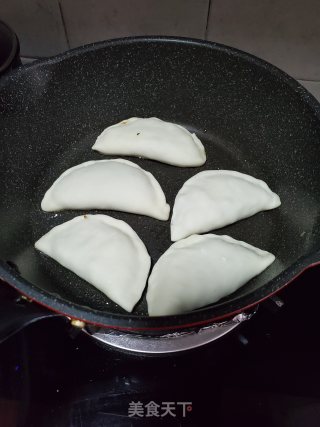 韭菜盒子的做法步骤：12