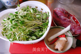 黑豆芽炒肉的做法步骤：1