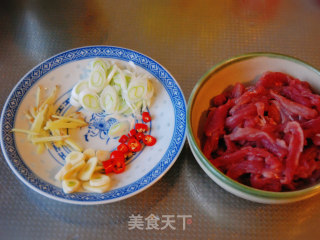 黑豆芽炒肉的做法步骤：2