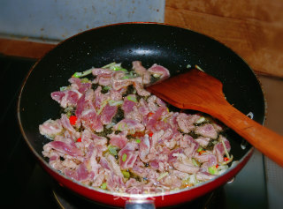 黑豆芽炒肉的做法步骤：4