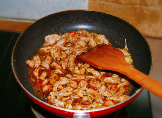 黑豆芽炒肉的做法步骤：5