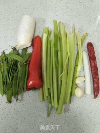 芹菜炒腊味的做法步骤：1