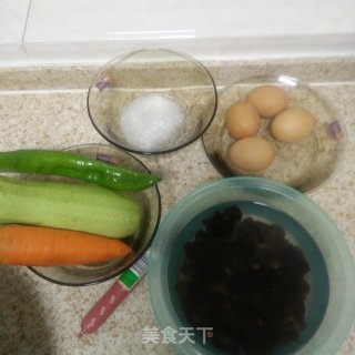 韭菜鸡蛋木耳素包子的做法步骤：1