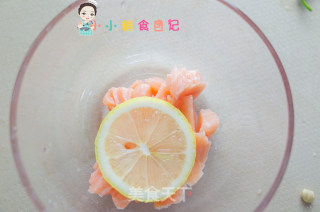 12个月以上三文鱼焗面的做法步骤：2