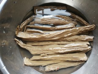 荷兰豆红椒拌黑腐竹的做法步骤：2
