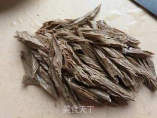 荷兰豆红椒拌黑腐竹的做法步骤：3