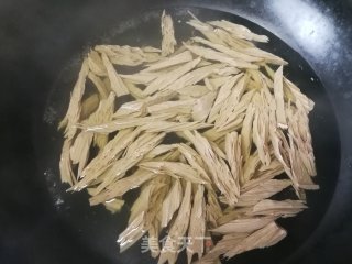 荷兰豆红椒拌黑腐竹的做法步骤：5