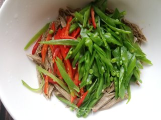 荷兰豆红椒拌黑腐竹的做法步骤：8