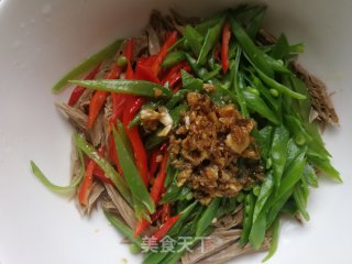 荷兰豆红椒拌黑腐竹的做法步骤：10