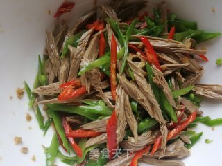 荷兰豆红椒拌黑腐竹的做法步骤：11