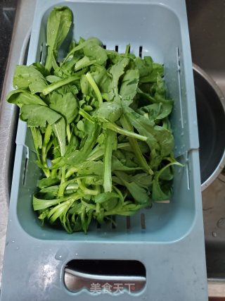 茼蒿牛肉丸子汤的做法步骤：1