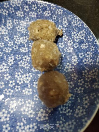茼蒿牛肉丸子汤的做法步骤：2