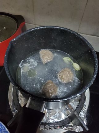茼蒿牛肉丸子汤的做法步骤：3