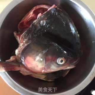 红烧鱼头的做法步骤：1