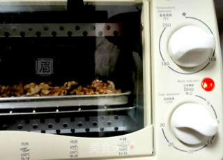 糖霜核桃仁的做法步骤：2
