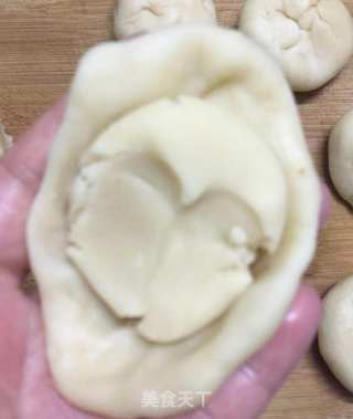 没有老婆的老婆饼，不用烤箱，也能酥得掉渣的做法步骤：6