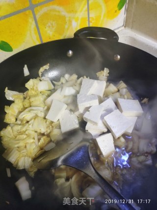 白菜豆腐炖丸子的做法步骤：2