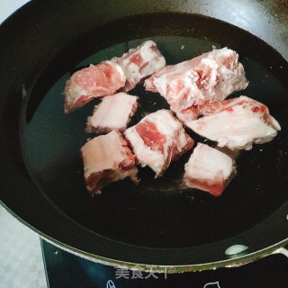 阿胶玉米莲藕炖排骨的做法步骤：2