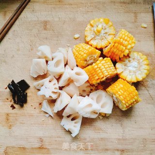 阿胶玉米莲藕炖排骨的做法步骤：3