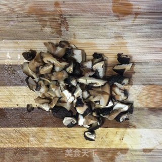 山药香菇砂锅粥的做法步骤：2