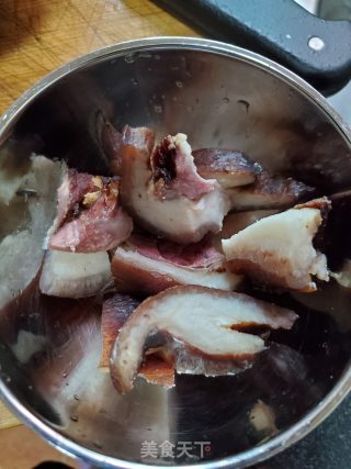 玉米胡萝卜煲腊猪蹄的做法步骤：2