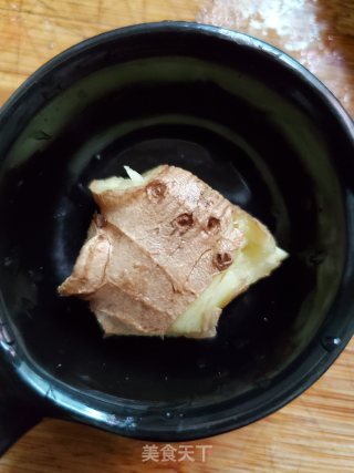 玉米胡萝卜煲腊猪蹄的做法步骤：3