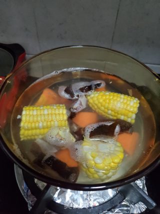 玉米胡萝卜煲腊猪蹄的做法步骤：4