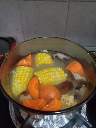 玉米胡萝卜煲腊猪蹄的做法步骤：5