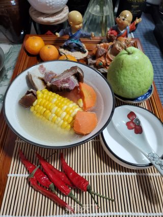 玉米胡萝卜煲腊猪蹄的做法步骤：7