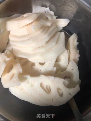姜末凉拌藕片的做法步骤：1