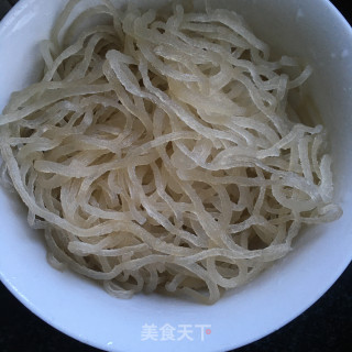 芹菜炒红薯粉的做法步骤：2
