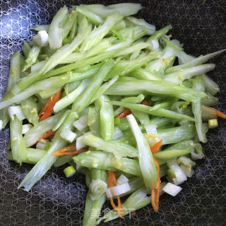 芹菜炒红薯粉的做法步骤：6