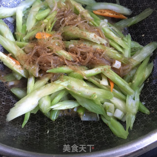 芹菜炒红薯粉的做法步骤：7