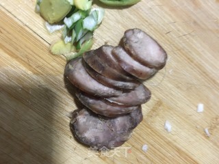 腊肠炒杏鲍菇的做法步骤：2