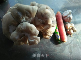 平菇炒火腿肠的做法步骤：1