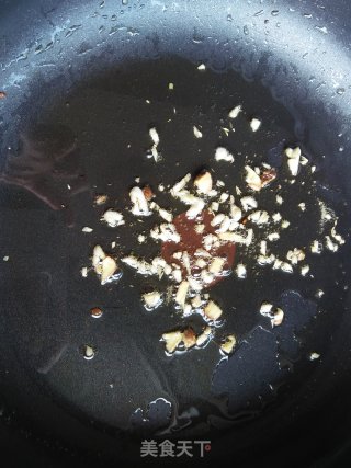 平菇炒火腿肠的做法步骤：3