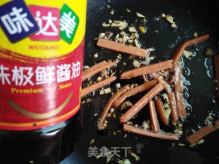 平菇炒火腿肠的做法步骤：5