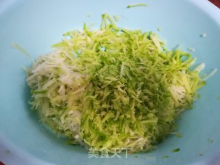 青萝卜猪肉馅饼的做法步骤：1