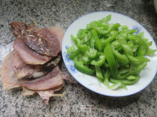 乌贼鲞炒尖椒的做法步骤：1