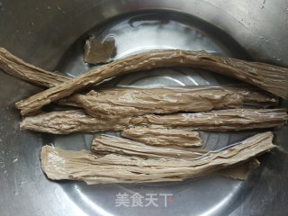 荷兰豆红椒炒黑腐竹的做法步骤：1